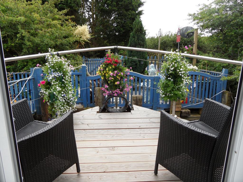 Houseboat Harbourside View Bed & Breakfast Newport  Exterior photo