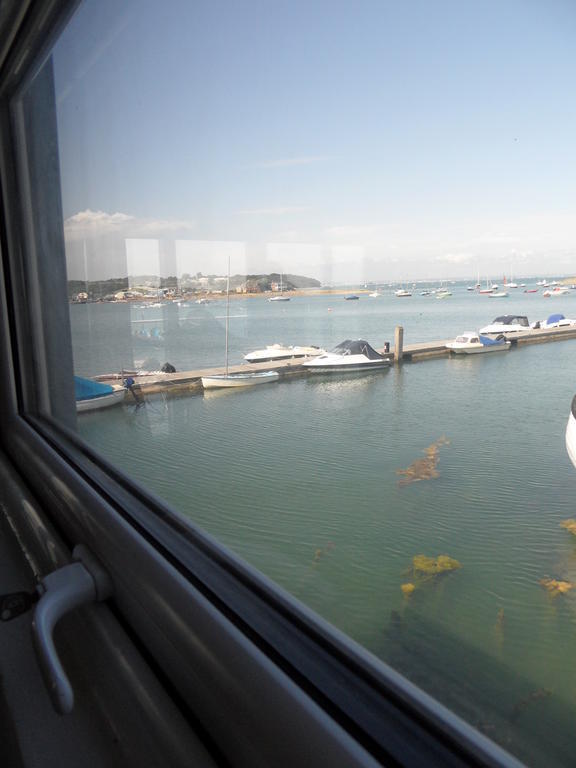 Houseboat Harbourside View Bed & Breakfast Newport  Room photo