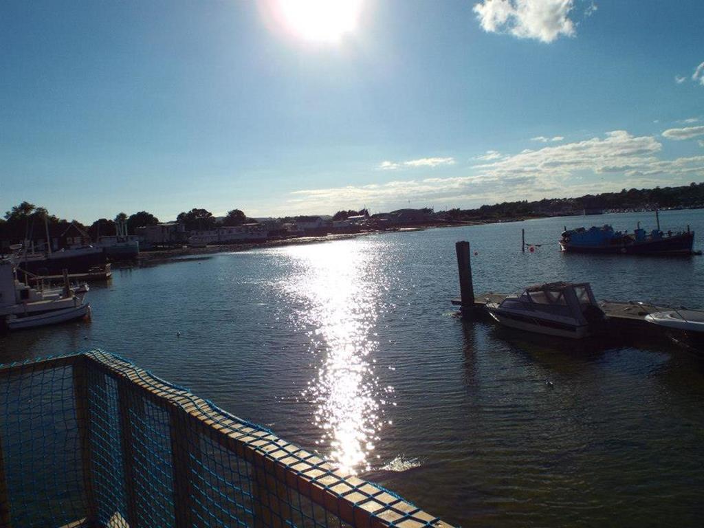 Houseboat Harbourside View Bed & Breakfast Newport  Exterior photo