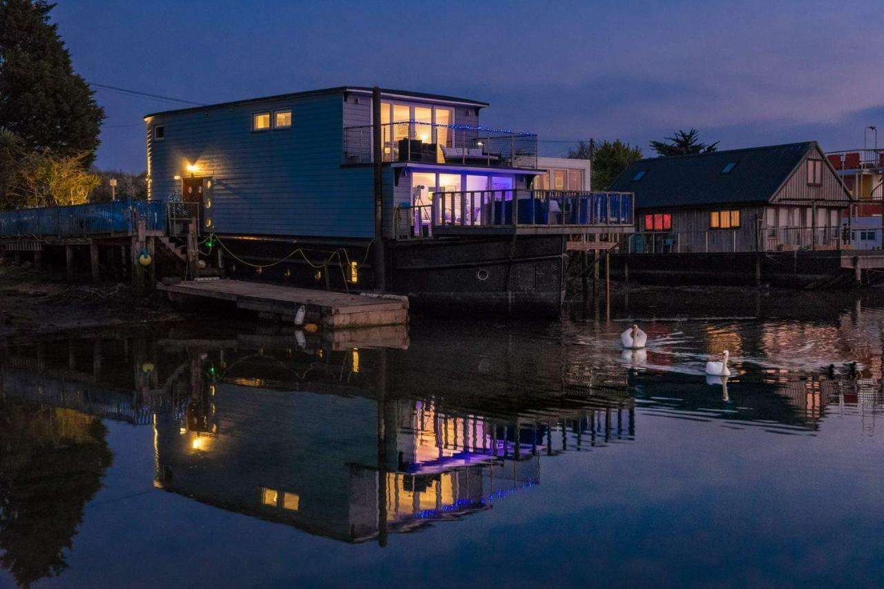 Houseboat Harbourside View Bed & Breakfast Newport  Exterior photo